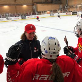 Ka Lehmann Assistenztrainerin der Schweizer Eishockey Nationalmannschaft Ka Lehmann Assistenztrainerin der Schweizer Eishockey Nationalmannschaft